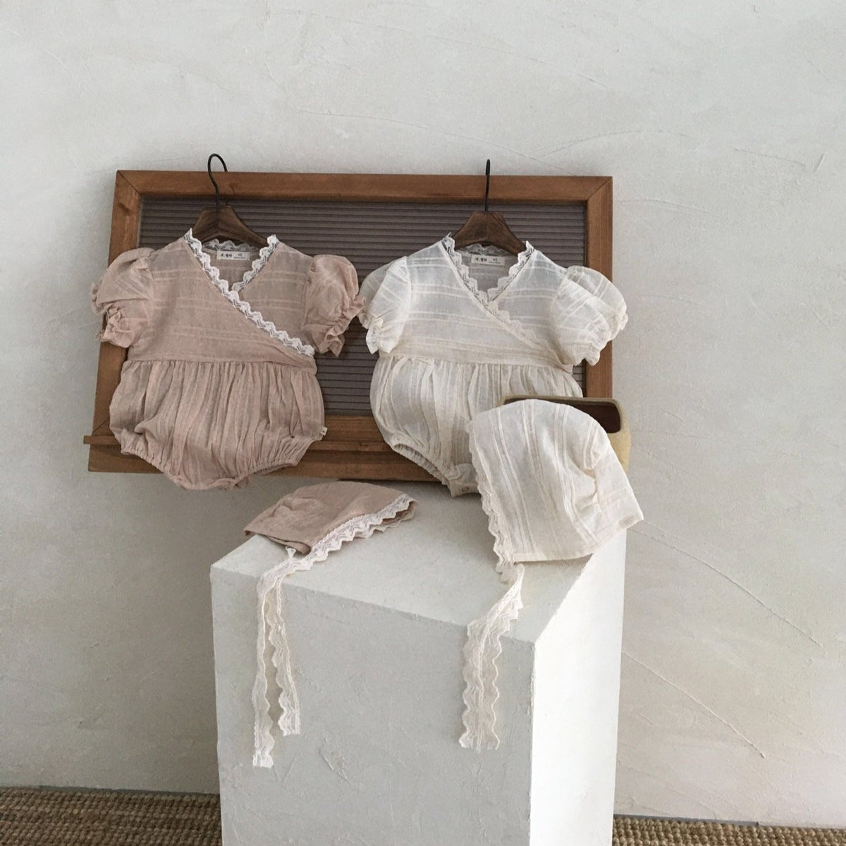 Lace set of suit & bonnet