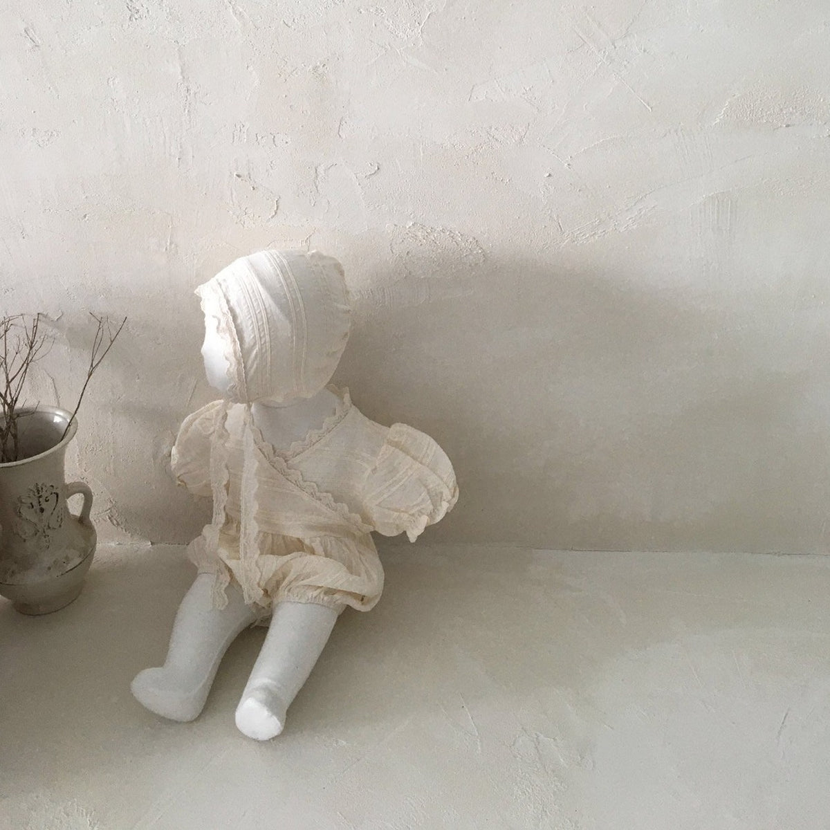 Lace set of suit & bonnet