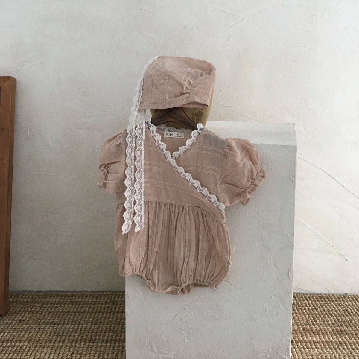Lace set of suit & bonnet