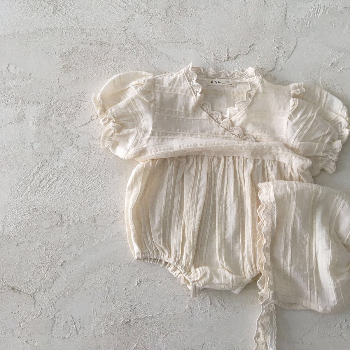 Lace set of suit & bonnet
