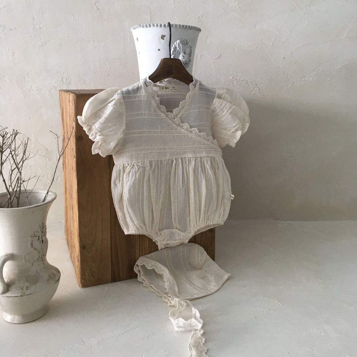Lace set of suit & bonnet