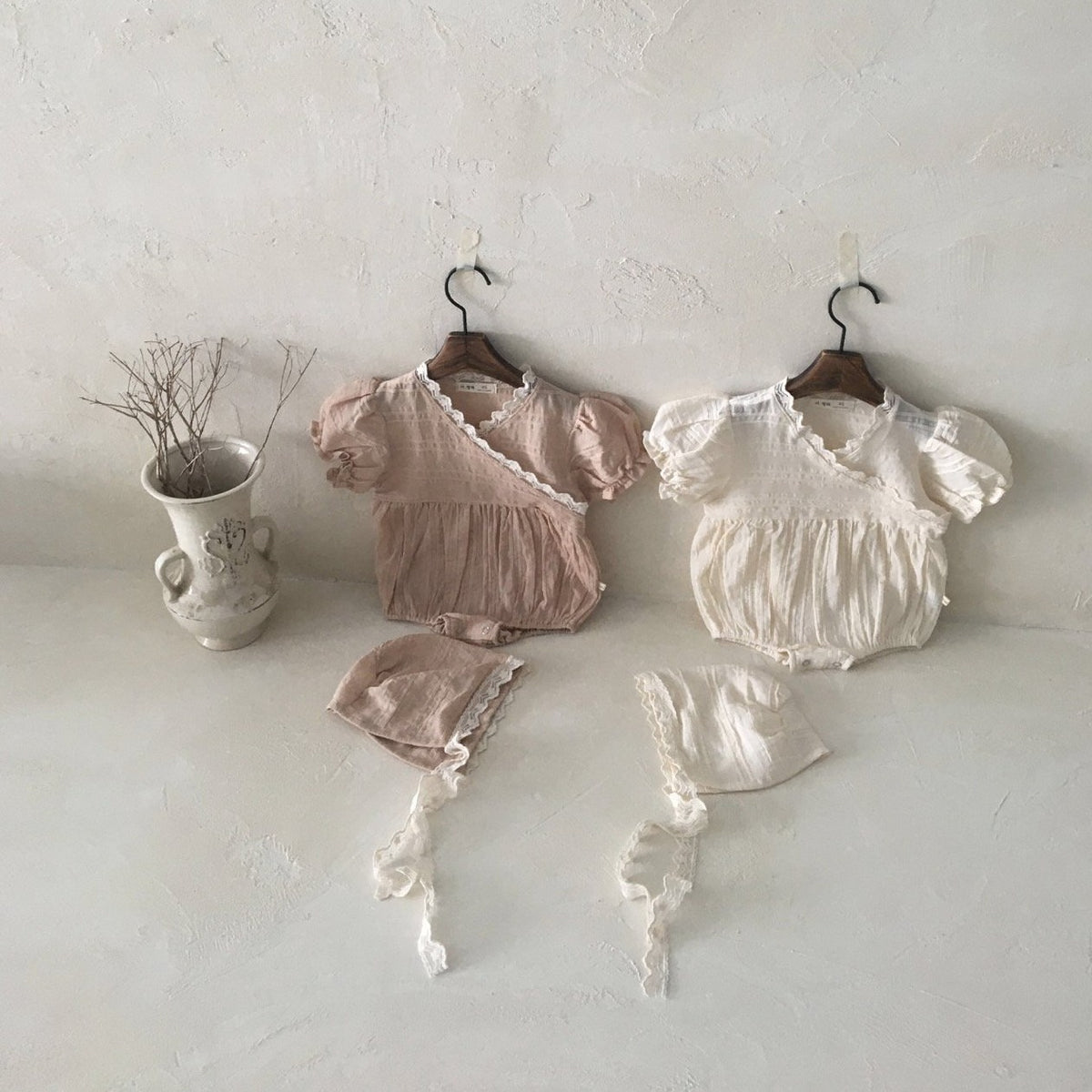 Lace set of suit & bonnet