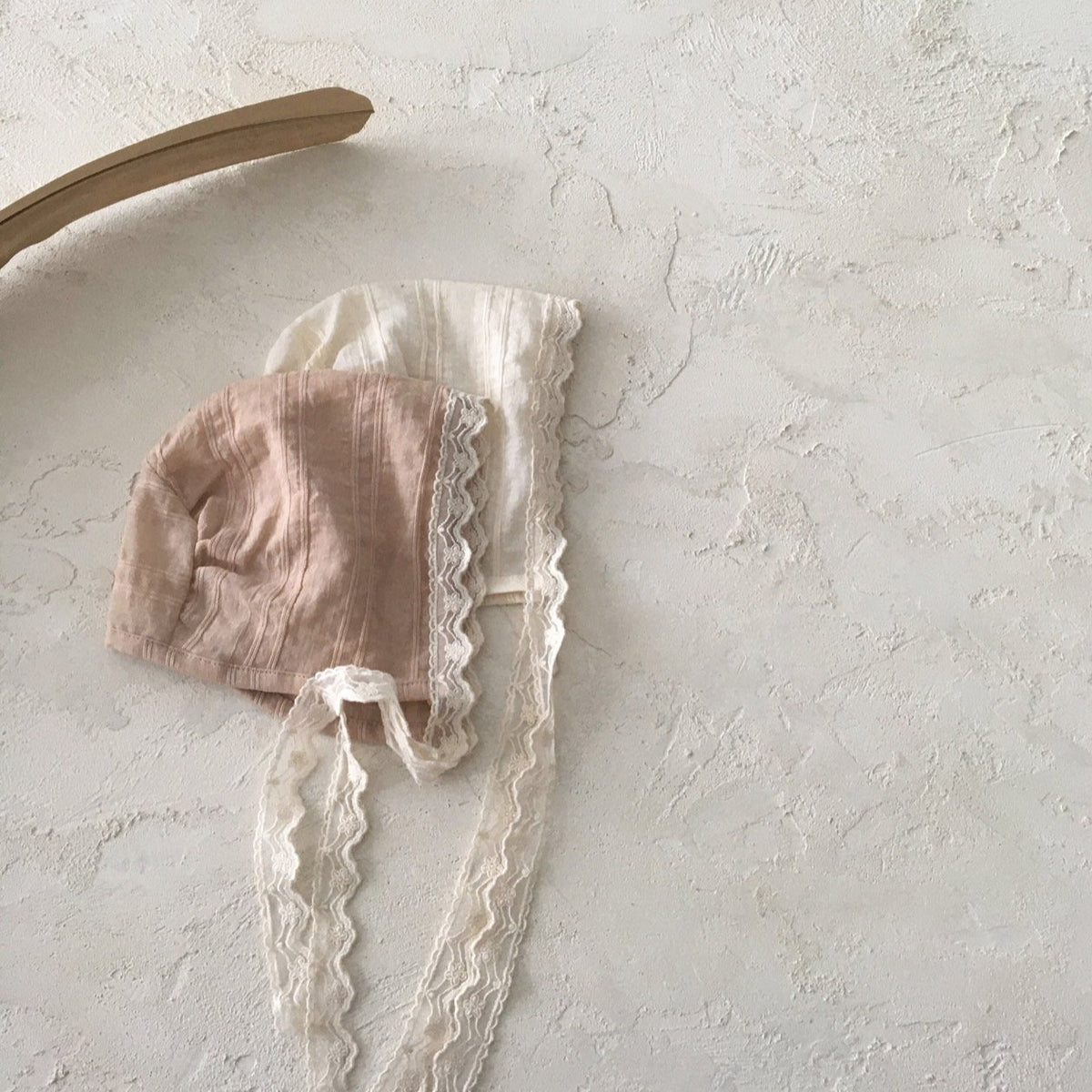 Lace set of suit & bonnet